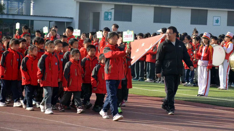 运动赛场燃斗志，少年拼搏铸荣光。
