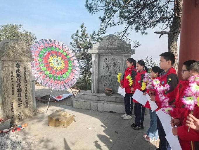 观音山苍松下，稚子清明祭英烈