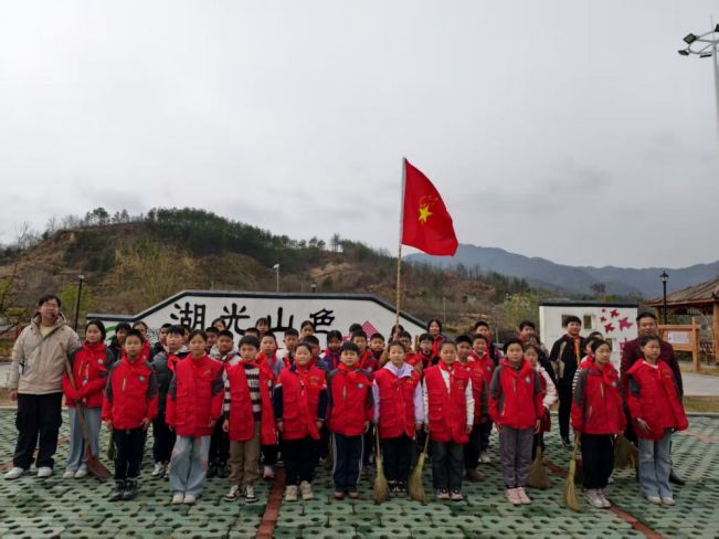 学雷锋见行动：“小小红领巾，大大志愿者”