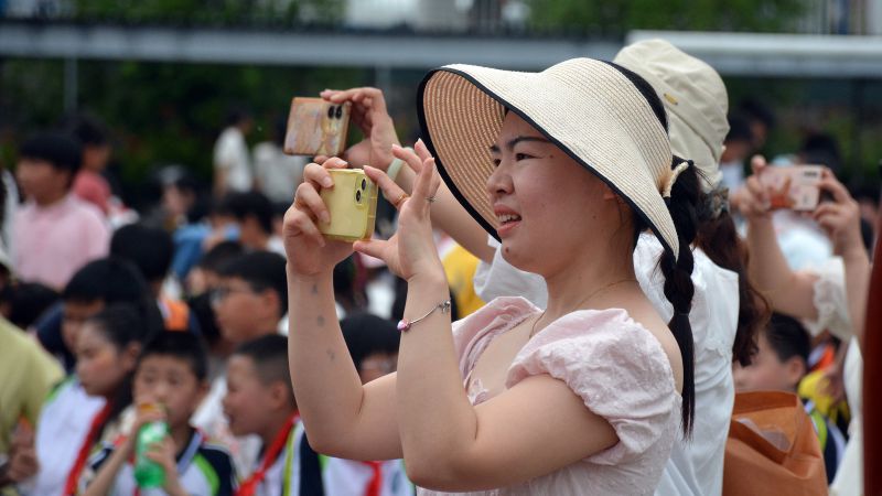 儿童节汇演观众席：举起手机，定格精彩瞬间。
